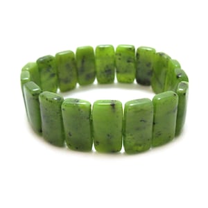 Op de afbeelding: Een groene jade armband met rechthoekige kralen. De kralen hebben een gevlekt groen en zwart patroon.