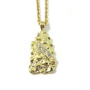 以下が含まれることがあります： 金色のペンダントネックレス。テクスチャード加工されたナゲットのデザインが特徴です。ペンダントには、4つの透明で輝く石が付いた長方形のセクションがあります。チェーンも金色で、まとまりのある外観になっています。