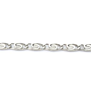 Può includere: Una catena d'argento con un design dettagliato e attorcigliato. La catena è composta da piccoli anelli interconnessi che creano un motivo delicato e intricato.