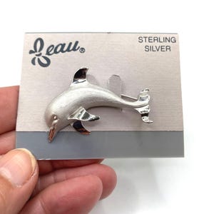 "Vintage ""BEAU"" Sterling Silber gebürstet und glänzend leichte DELFIN Brosche - NEU auf der Karte."