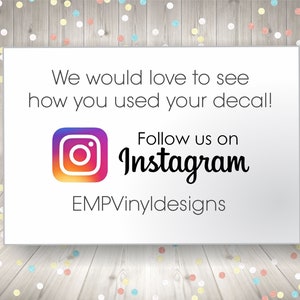 Puede incluir: Tarjeta rectangular blanca con texto: "&iexcl;Nos encantar&iacute;a ver c&oacute;mo usaste tu calcoman&iacute;a!" y "S&iacute;guenos en Instagram". Incluye el logotipo de Instagram y el texto "EMPVinylDesigns".