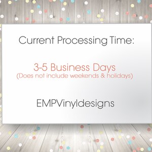 Puede incluir: Un letrero rectangular blanco con el texto "Current Processing Time: 3-5 Business Days (Does not include weekends & holidays)" y "EMPVinyldesigns" sobre un fondo de madera clara con confeti colorido.