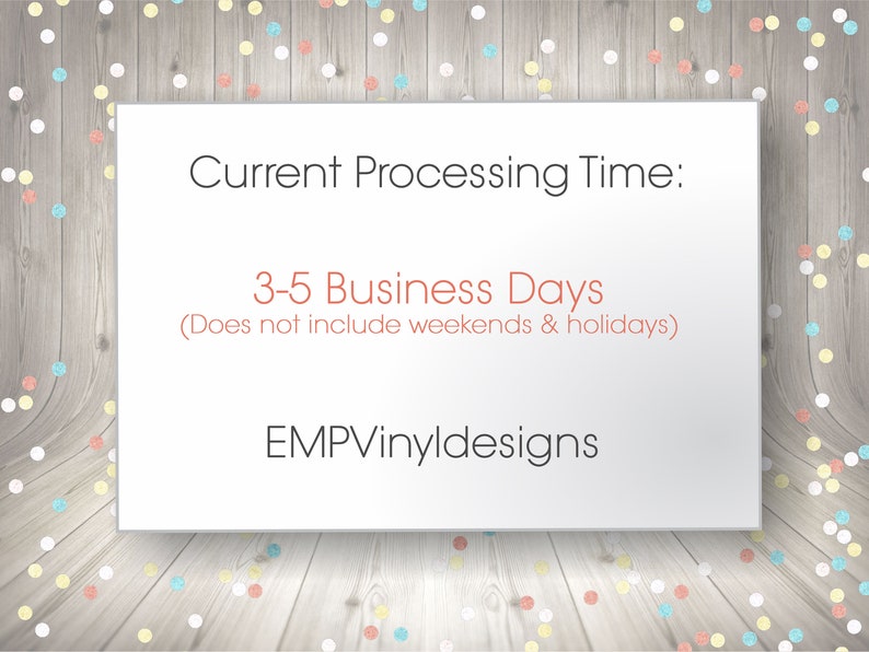 Puede incluir: Un letrero rectangular blanco con el texto "Current Processing Time: 3-5 Business Days (Does not include weekends & holidays)" y "EMPVinyldesigns" sobre un fondo de madera clara con confeti colorido.