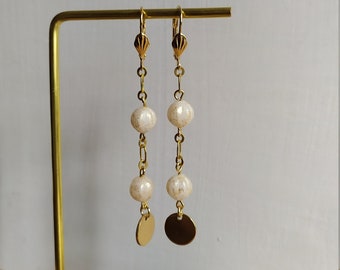 Long pendant earrings with chain and balls in mother-of-pearl glass and gold