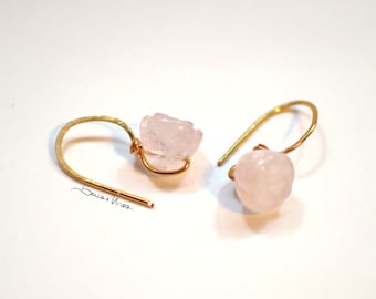 Short stud earrings with rose quartz