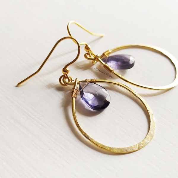 Boucles d'oreilles ovales plaquées or 24 carats avec améthyste violette briolette en fil martelé