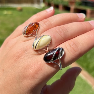 Justerbar modern ring i 925 sterlingsilver och äkta baltisk bärnsten