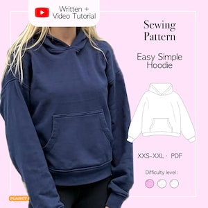 Pode incluir: Um moletom com capuz azul-marinho com um bolso canguru frontal e capuz. A imagem inclui o texto Written + Video Tutorial, Sewing Pattern, Easy Simple Hoodie, XXS-XXL, PDF e Difficulty level com um ícone de círculo rosa.