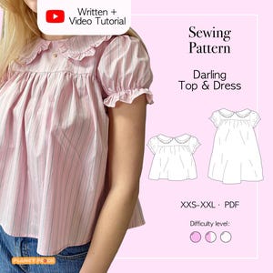 Peut inclure: Un haut rayé rose et blanc avec un col Claudine et des manches courtes à volants. L'image présente également un patron de couture pour un "Darling Top & Dress", avec des tailles allant de XXS à XXL. Le niveau de difficulté est indiqué par trois cercles.