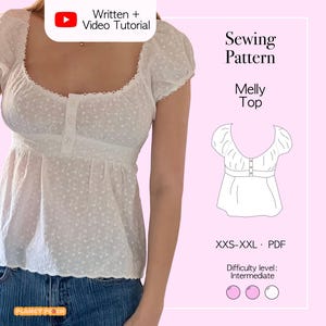 Peut inclure: Un haut blanc à manches courtes avec une encolure carrée, un détail boutonné sur le devant et un tissu à œillets. L'image contient le texte : Written + Video Tutorial, Sewing Pattern, Melly Top, XXS-XXL, PDF, Difficulty level: Intermediate, Planet Peach.