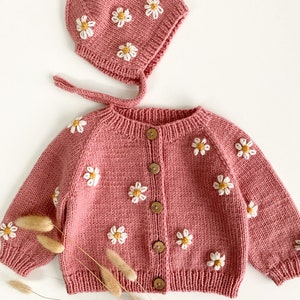 Ensemble cardigan et bonnet Daisy tricoté pour bébé fille/Brodé à la main, vêtements pour bébé vintage