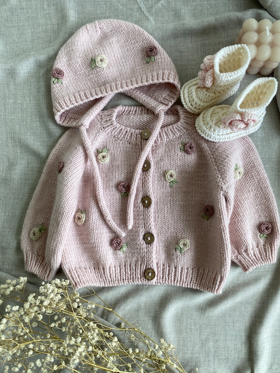 Cárdigan de bebé tejido a mano, Prendas de punto con rosas