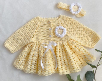 Robe de bébé au crochet, tenue de bébé, robe de bébé jaune, tenue de retour à la maison, cadeau de semeur de bébé, robe avec bandeau,