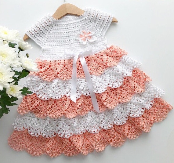 Robe de bebe au crochet robe peche et blanche pour une petite fille cadeau pour baby shower robe de bebe crochetee a la main idee de tenue de bebe fille superposee