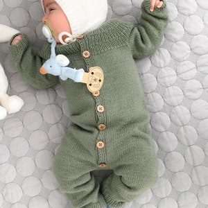 Salopette en laine mérinos pour bébé, tricot pour nouveau-né, barboteuse vert olive, grenouillère tricotée à la main, tenue de retour à la maison, vêtements unisexes pour bébé