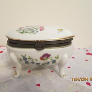 VINTAGE Hand Painted Porcelain Footed Hinged Top Trinket Jewelry Box