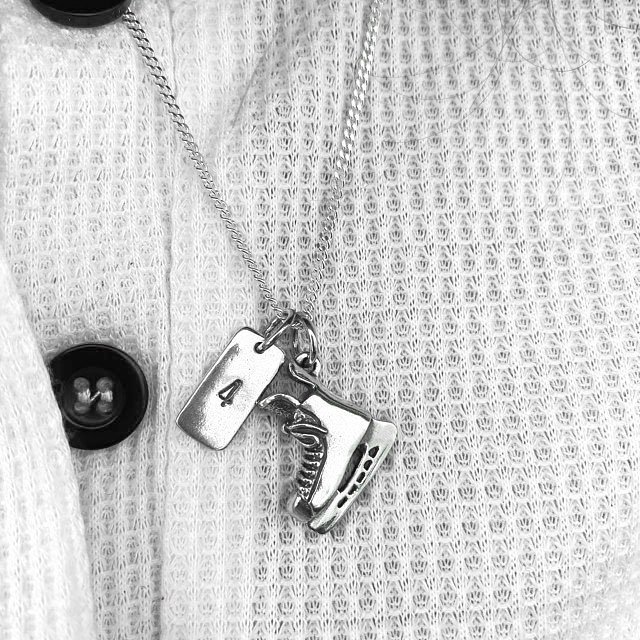 Collana personalizzata in argento con pattino da hockey, regalo di hockey su ghiaccio, iniziali, Stanley Cup, regalo per giocatore di hockey - Italia