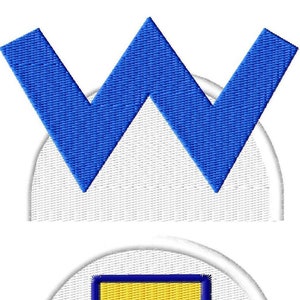 Puede incluir: Dos parches bordados, uno con una "W" azul y el otro con una forma de "L" amarilla, ambos sobre fondo blanco.