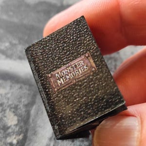 ミニチュアモンスターフォトアルバム 1:12スケール ドールハウス 不気味なスクラップブック、ゴシックドールハウスミニチュア、家族写真、ハロウィン — USA免税店