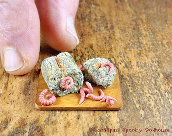 Moldy wholemeal loaf with worms, horror miniature, haunted dollhouse, 1:12 scale, food with mold, Halloween cutting board, food scraps, ooak
