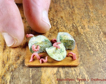 Moldy bread with worms, horror miniature, haunted dollhouse, 1:12 scale, food with mold, Halloween cutting board, food scraps, handmade ooak