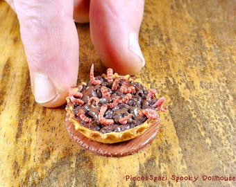 Savory pie with worms and swamp mud, horror food miniature, dollhouse 1:12 scale, Halloween tart, witches monsters cooking, haunted roombox