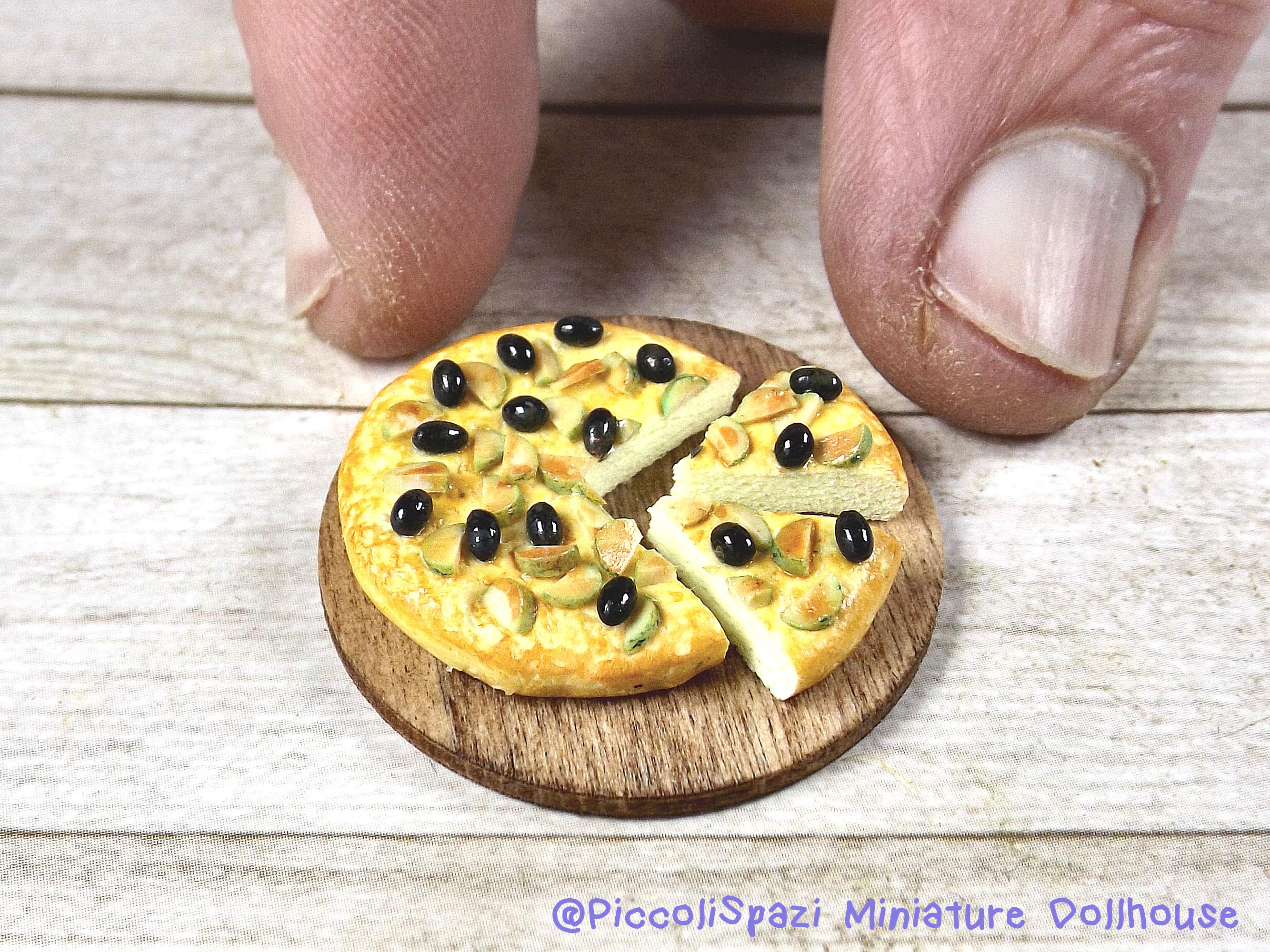 Focaccia zucchini and olives, miniature food Italy, dollhouse bread, rustic cutting board 1:12 scale, kitchen scene decoration, realistic food