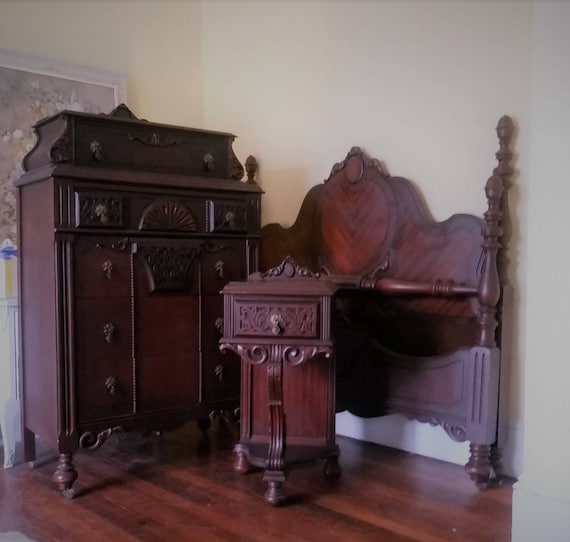 Bedroom Set Victorian Carved Mahogany Elegant 4 Poster Bed Rails Dresser Nt Stand A Beautiful Ornamental Period Ensemble