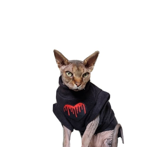 Camiseta polar para gato Sphynx con estampado de corazón sangrante: ropa cómoda para gatos.