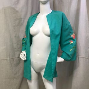 Öppen jacka i kimonostil // Broderade ärmar med vintageliljor