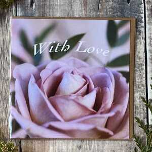 Carte de voeux « avec amour » rose rose - carte de voeux avec belle rose rose sur le devant