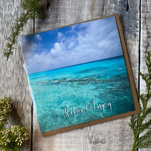 Carte de voeux scène de plage - carte de voeux bleu mer et ciel qui dit détendez-vous et profitez-en, carte de voeux des Maldives