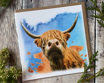 Biglietto d'auguri con mucca delle Highlands: cielo blu acquerello, interno vuoto