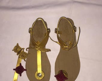 Drop top this sandals can change top it comes with two pieces of accessories one pair of flowers one pair of the original top