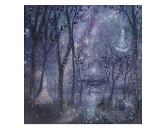 Puede incluir: Una pintura que representa una escena de bosque nocturno con una figura blanca en primer plano. El cielo es de un morado intenso con estrellas blancas y una luna creciente. Los árboles son de color verde oscuro y el suelo está cubierto de flores blancas.