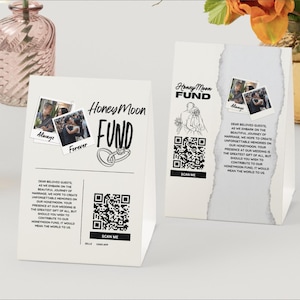 Puede incluir: Dos tarjetas blancas con texto negro y un código QR. El texto en las tarjetas dice "Honey Moon Fund" e incluye un mensaje a los invitados pidiéndoles que contribuyan al fondo de luna de miel de la pareja. Las tarjetas también presentan una ilustración en blanco y negro de una pareja y una foto de la pareja.