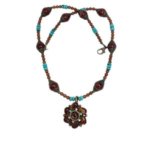 Può includere: Una tazza di ceramica bianca con un manico nero e la scritta "But First, Coffee" in stile scritto a mano. La tazza è su una superficie bianca. La tazza è alta 10 cm.