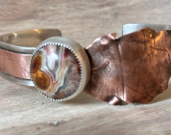 Round lace agate stone in autumn shades, round stone cuff copper bracelet, 7th anniversary bracelet