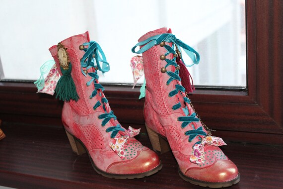 Bottes victorien en cuir rouge | bottines rétro 7.5US | bottes à talons Vintage 39 EU taille | élégant
Bottes victorien en en en cuir rouge | bottines rétro 7.5US | bottes à talons Vintage 39 EU taille | élégant
875375