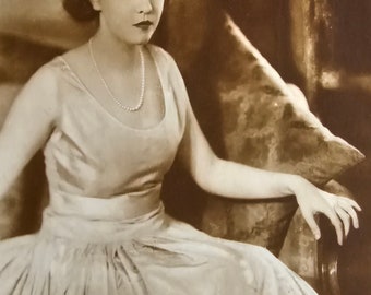 Dorothy Gish /// Silent Film Actress /// Glamour Princess Portrait /// Original Antique German Postcard /// Year 1926