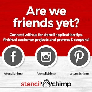 Op de afbeelding: Een rode achtergrond met witte tekst die "Are we friends yet?" en "Connect with us for stencil application tips, finished customer projects and promos & coupons!" luidt. Onder de tekst staan drie social media-pictogrammen: Facebook, Instagram en Pinterest. Elk pictogram heeft een link eronder die "/stencilchimp" luidt. De tekst "stencilchimp" wordt onderaan de afbeelding in een groter lettertype weergegeven.