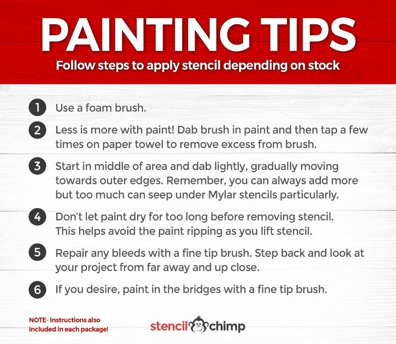 Op de afbeelding: Tips voor het schilderen met sjablonen. Een rood-witte afbeelding met genummerde stappen voor het gebruik van een schuimkwast, het deppen van verf en het repareren van uitlopen. De tekst "stencilchimp" staat onderaan de afbeelding.