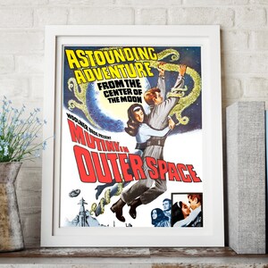 Op de afbeelding: Een vintage filmposter voor de film "Muiterij in de ruimte" met een stel in ruimtepakken tegen een achtergrond van een sterrenhemel en een planeet. De poster heeft de tekst "Verbazingwekkend avontuur Vanuit het centrum van de maan" en "Woolner Bros. Present Mutiny in Outer Space".