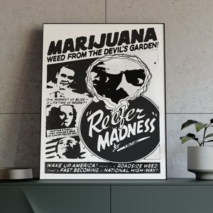 Puede incluir: P&oacute;ster en blanco y negro con el texto "MARIJUANA WEED FROM THE DEVIL'S GARDEN!" y "Reefer MADNESS". El p&oacute;ster presenta una imagen de dibujos animados de una persona con gafas de sol y un cigarrillo.