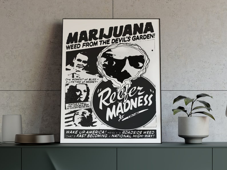 Puede incluir: P&oacute;ster en blanco y negro con el texto "MARIJUANA WEED FROM THE DEVIL'S GARDEN!" y "Reefer MADNESS". El p&oacute;ster presenta una imagen de dibujos animados de una persona con gafas de sol y un cigarrillo.