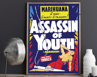 Puede incluir: Un póster vintage enmarcado con el texto "MARIHUANA" y "ASSASSIN OF YOUTH". El póster presenta a una mujer con un vestido rojo y un cigarrillo encendido. El póster tiene un fondo azul con texto amarillo y blanco.