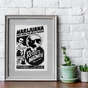 Puede incluir: Un p&oacute;ster en blanco y negro con el texto "MARIJUANA WEED FROM THE DEVIL'S GARDEN!" y "Reefer Madness" en un c&iacute;rculo. El p&oacute;ster tambi&eacute;n presenta una imagen de dibujos animados de una persona con gafas de sol y un cigarrillo.