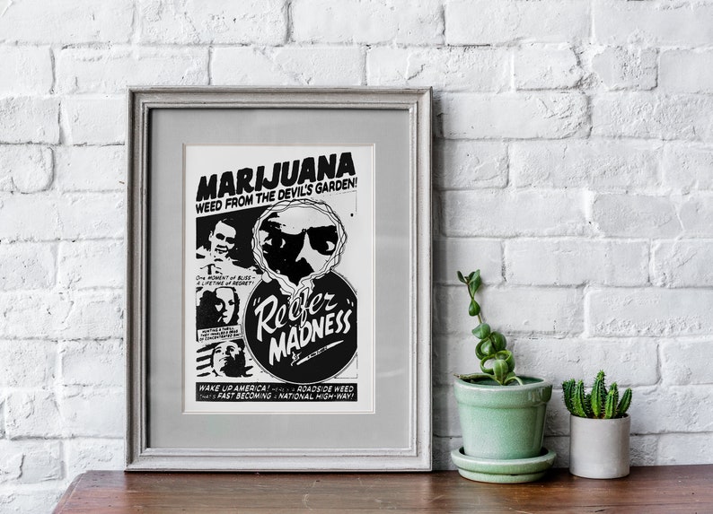 Puede incluir: Un p&oacute;ster en blanco y negro con el texto "MARIJUANA WEED FROM THE DEVIL'S GARDEN!" y "Reefer Madness" en un c&iacute;rculo. El p&oacute;ster tambi&eacute;n presenta una imagen de dibujos animados de una persona con gafas de sol y un cigarrillo.