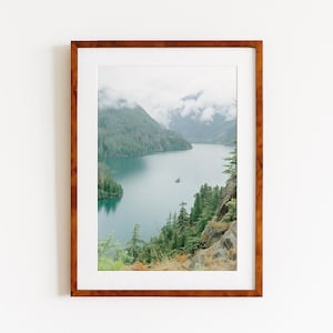 Stampa del Parco Nazionale North Cascades / Paesaggio nebbioso con foresta e acqua su pellicola, Stampa murale naturalistica del Pacifico nord-occidentale, Stampa di viaggio Moody Green