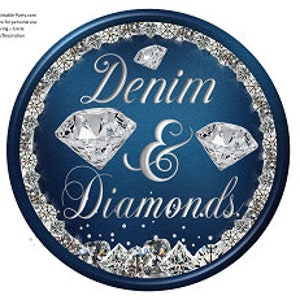 Op de afbeelding: Een blauwe en zilveren cirkel met de tekst "Denim & Diamonds" in een decoratief lettertype. Drie zilveren diamanten bevinden zich boven de tekst, en een besneeuwde winterscène bevindt zich onder de tekst.